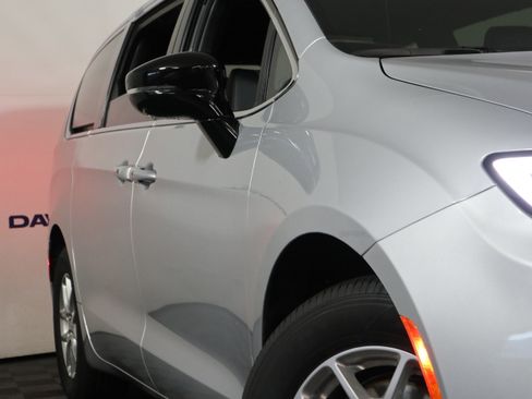 New 2026 Chrysler Pacifica Select image 3