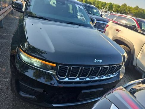 Used 2023 Jeep Grand Cherokee Laredo w/ Luxury Tech Group I AWD/4WD image 2