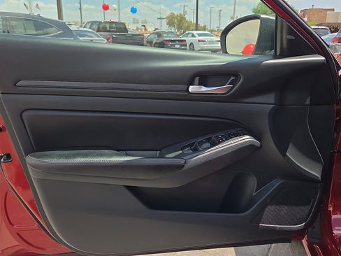 Used 2025 Nissan Altima 2.5 SV FWD image 8