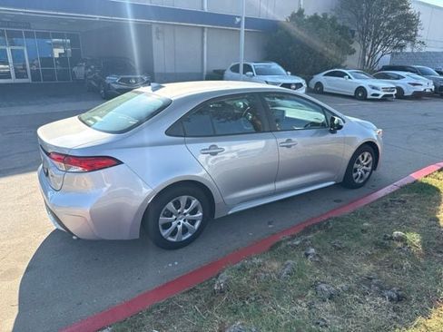 Used 2021 Toyota Corolla LE FWD image 3