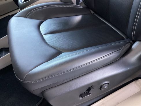 Used 2024 Chrysler Pacifica Select image 12