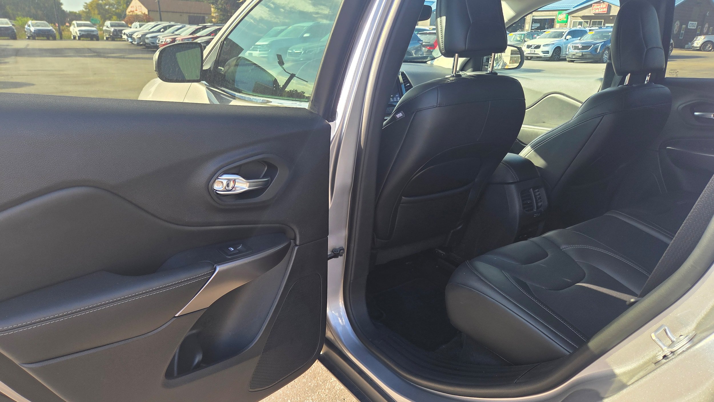 Used 2019 Jeep Cherokee Limited w/ Trailer Tow Group AWD/4WD image 10