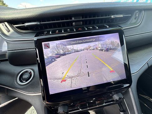 Used 2024 Jeep Grand Cherokee Limited image 15