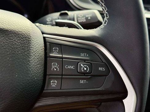Certified 2023 Jeep Grand Cherokee Laredo w/ Luxury Tech Group I AWD/4WD image 24