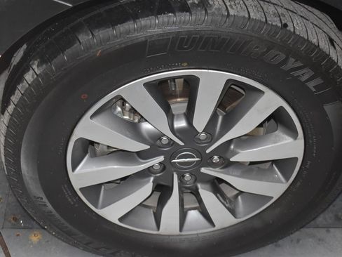 Used 2024 Chrysler Pacifica Limited FWD image 13