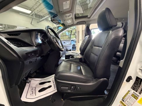 Used 2017 Toyota Sienna SE FWD image 56