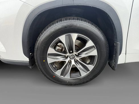 Used 2022 Toyota Highlander XLE image 9