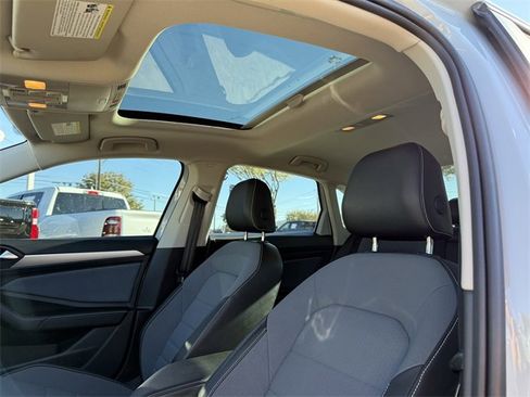 Certified 2025 Volkswagen Jetta SE image 23