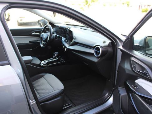 Used 2025 Chevrolet Trax LT w/ LT Convenience Package FWD image 36
