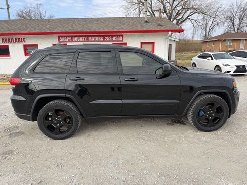 Used 2018 Jeep Grand Cherokee Laredo image 2