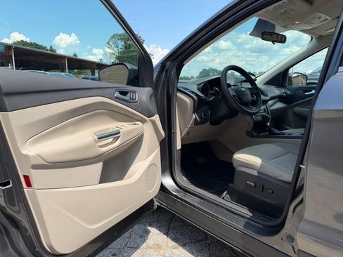 Used 2017 Ford Escape SE w/ Equipment Group 201A FWD image 9