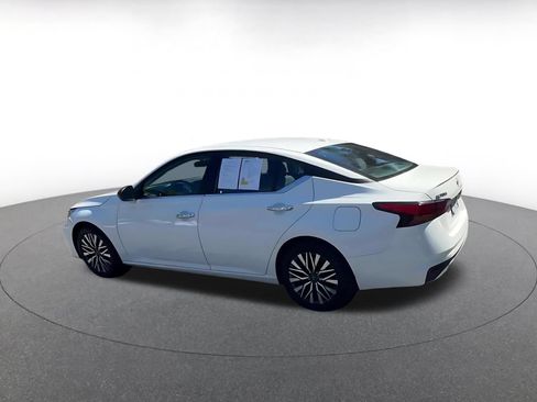 Used 2025 Nissan Altima 2.5 SV FWD image 11