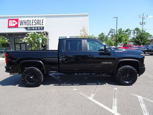 Used 2025 Chevrolet Silverado 2500 ZR2 w/ Technology Package AWD/4WD image 3