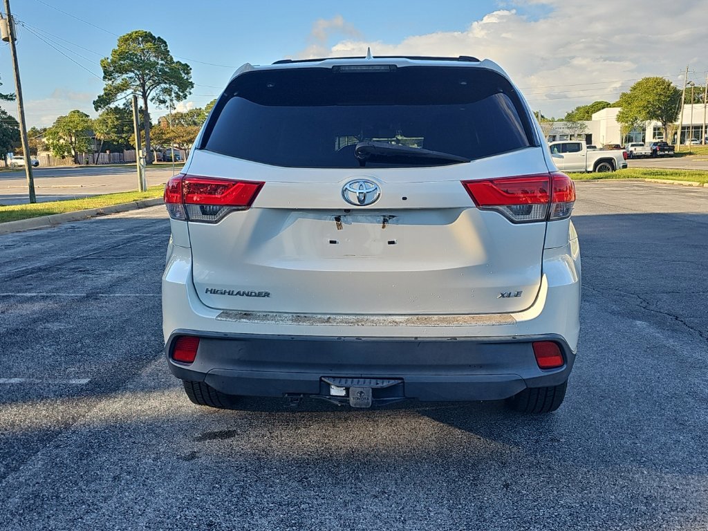 Used 2017 Toyota Highlander XLE FWD image 6