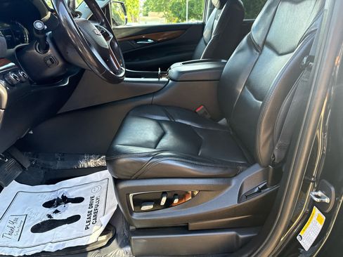 Used 2019 Cadillac Escalade Luxury AWD/4WD image 11