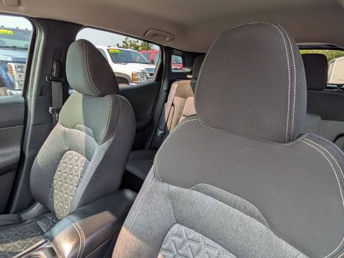 Used 2025 Nissan Kicks SV AWD/4WD image 12