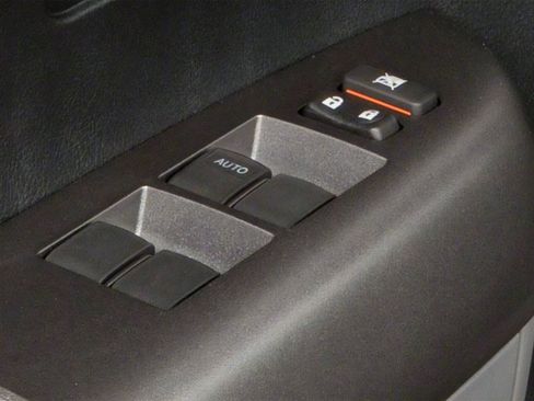 Used 2013 Toyota Tundra 4x4 CrewMax w/ Tow Pkg image 13