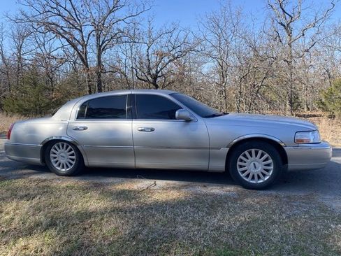 Used 2005 Lincoln Town Car Signature image 7