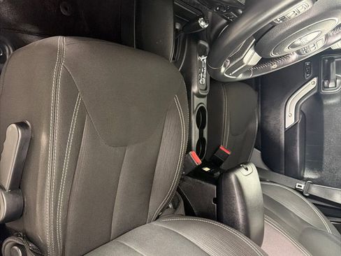 Used 2018 Jeep Wrangler Unlimited Sahara w/ Connectivity Group AWD/4WD image 12