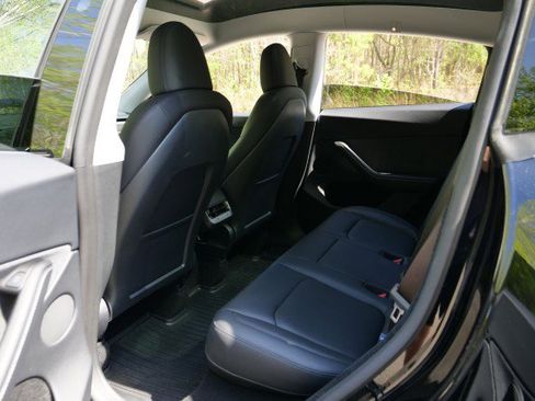 Used 2025 Tesla Model Y Long Range image 27