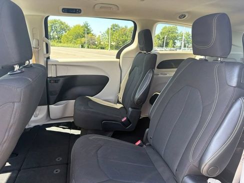 Used 2022 Chrysler Voyager LX FWD image 17