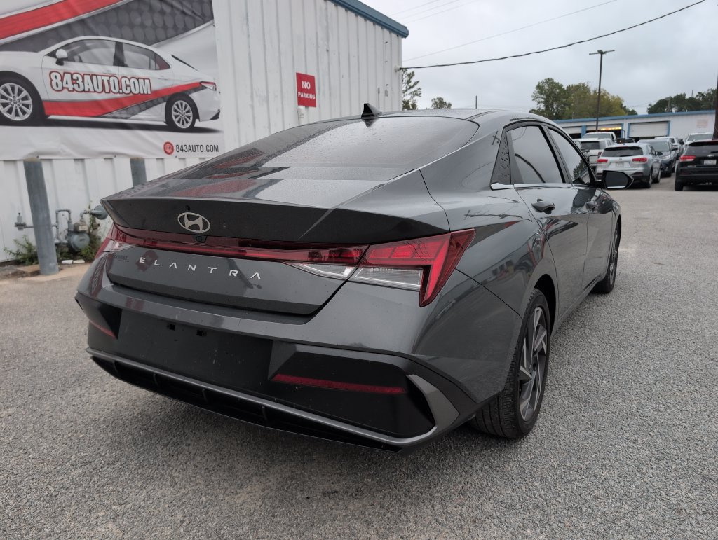 Used 2025 Hyundai Elantra SEL FWD image 8