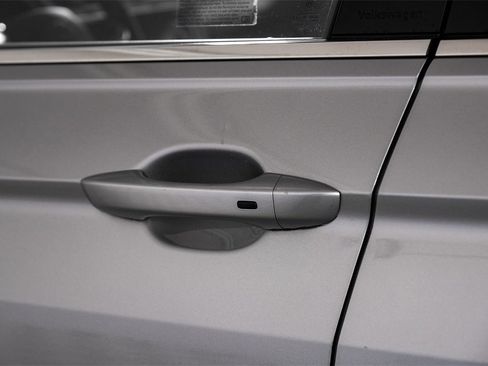 Used 2022 Volkswagen Tiguan SE image 45