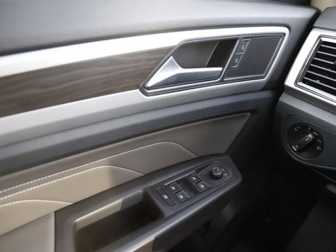 Used 2023 Volkswagen Atlas SE w/ Black Wheel Package image 25