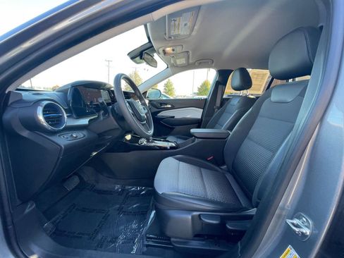 Used 2025 Chevrolet Trax LT image 35