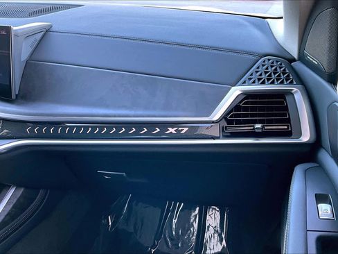 Used 2025 BMW X7 xDrive40i image 17