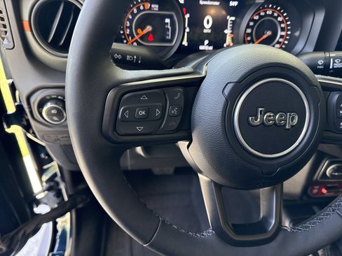 Used 2025 Jeep Gladiator Mojave w/ Safety Group image 18