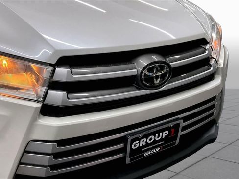 Used 2019 Toyota Highlander LE w/ Carpet Mat Package (TMS) FWD image 28