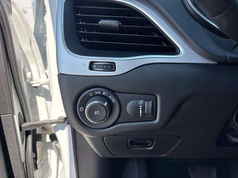 Used 2022 Jeep Cherokee Latitude AWD/4WD image 17