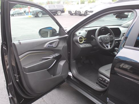 New 2026 Chevrolet Trax ACTIV w/ Sunroof Package FWD image 8