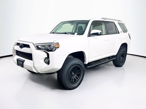 Used 2017 Toyota 4Runner SR5 AWD/4WD image 3