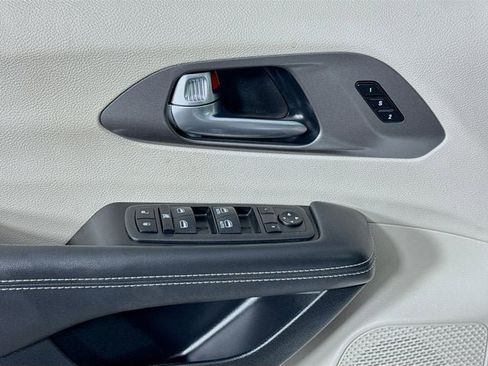 Used 2024 Chrysler Pacifica Touring-L FWD image 15