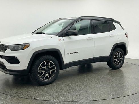 Used 2025 Jeep Compass Trailhawk image 3