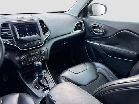 Used 2019 Jeep Cherokee Latitude Plus FWD image 21
