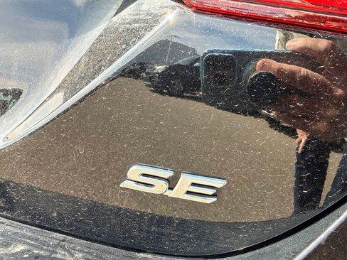 Used 2019 Toyota Camry SE FWD image 11