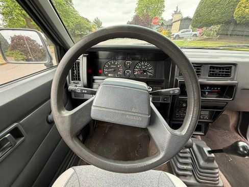 Used 1993 Nissan Pickup 4x4 King Cab image 13