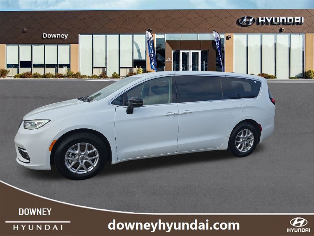 Used 2024 Chrysler Pacifica Touring-L FWD image 2