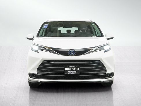Used 2024 Toyota Sienna LE AWD/4WD image 9