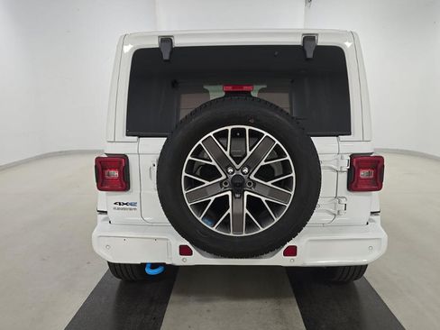 Used 2022 Jeep Wrangler Unlimited Sahara AWD/4WD image 6