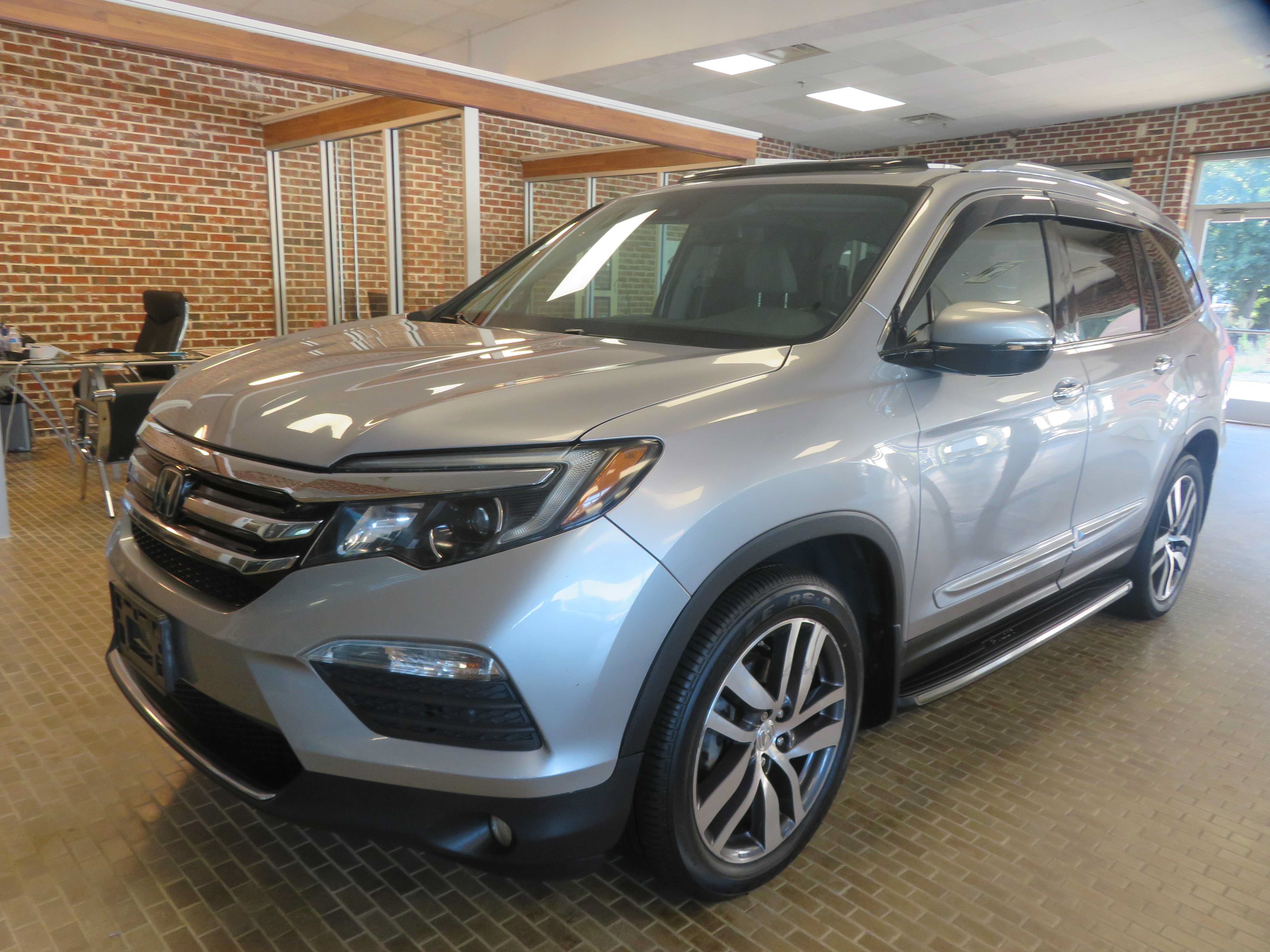 Used 2017 Honda Pilot Touring image 1