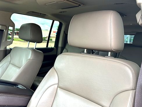 Used 2019 Chevrolet Suburban LT RWD image 6