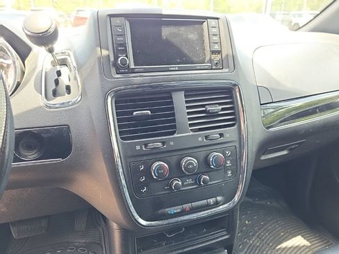Used 2019 Dodge Grand Caravan SE FWD image 5