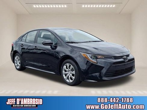 Used 2025 Toyota Corolla LE FWD image 1