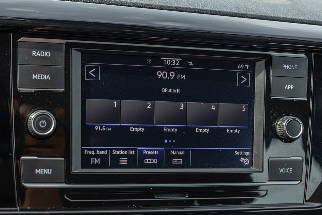 Certified 2024 Volkswagen Taos S FWD image 15