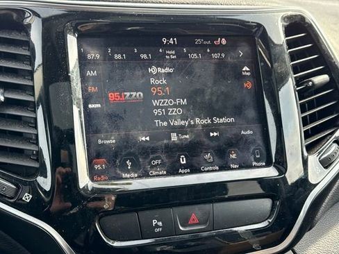 Used 2019 Jeep Cherokee Limited image 25