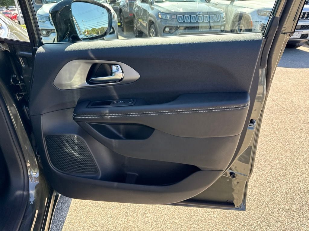 New 2027 Chrysler Pacifica Select FWD image 27